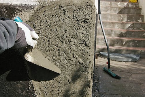 Reparation av sockelhörn: Förarbetet och det innersta grova lagret Reparation av sockelhörn: Förarbetet och det innersta grova lagret